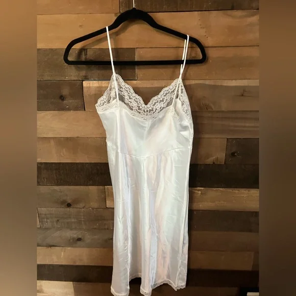 🌸Bright White Lace Trim full slip/ Nightgown - Picture 3 of 8